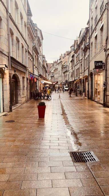Studio Renove Avec Patio, Coeur Du Centre Ville Besancon Luaran gambar
